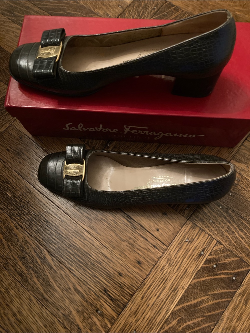 Salvatore Ferragamo Women's Vara Pumps (8 B)